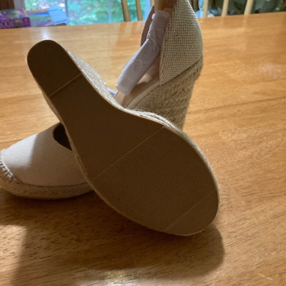 Espredilles , Size 5.5 beige, excellent condition never been worn. 3 inch heals - Picture 1 of 3